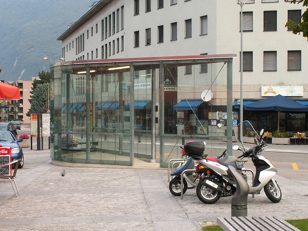 Pensilina autobus in acciaio e vetro a Giubiasco – Giugni SA