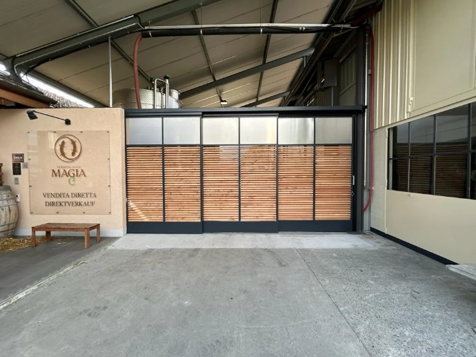 Cancello scorrevole a pannelli per un accesso industriale – Giugni SA