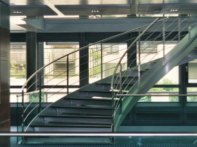 Scala metallica con parapetti all’interno di uno spazio vetrato – Giugni SA