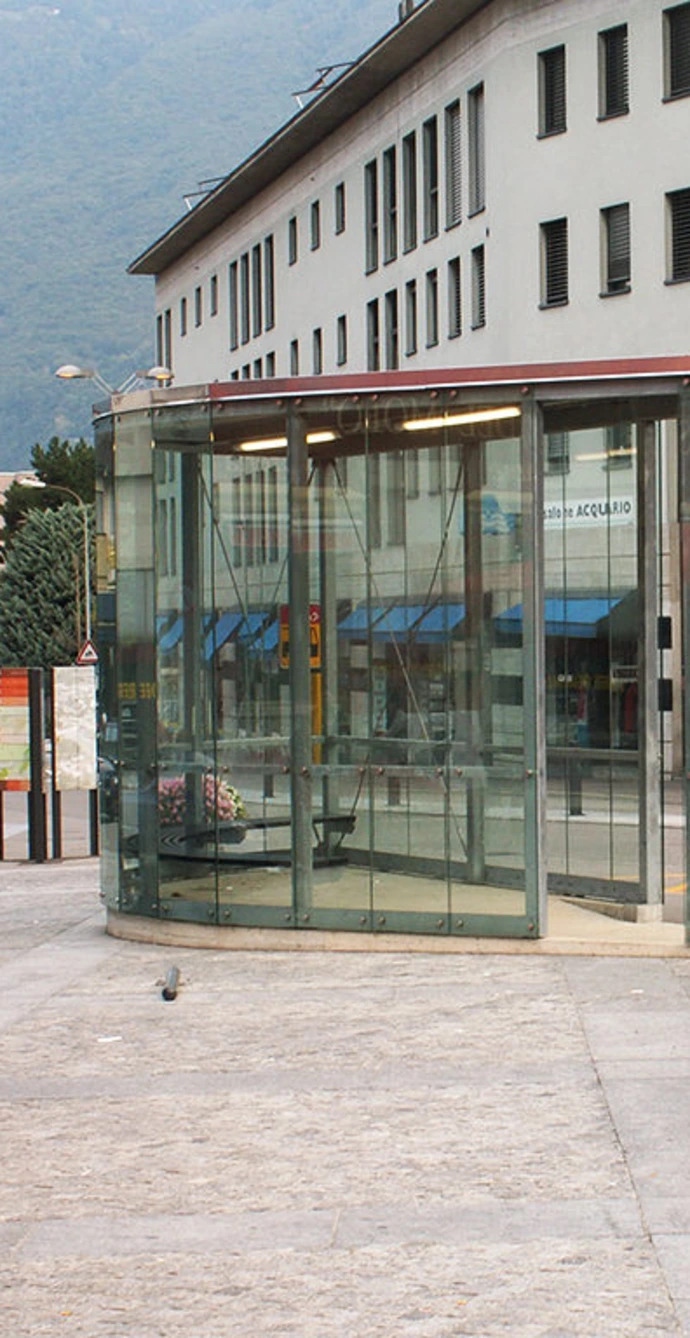Pensilina per fermata autobus in metallo e vetro – Giugni SA