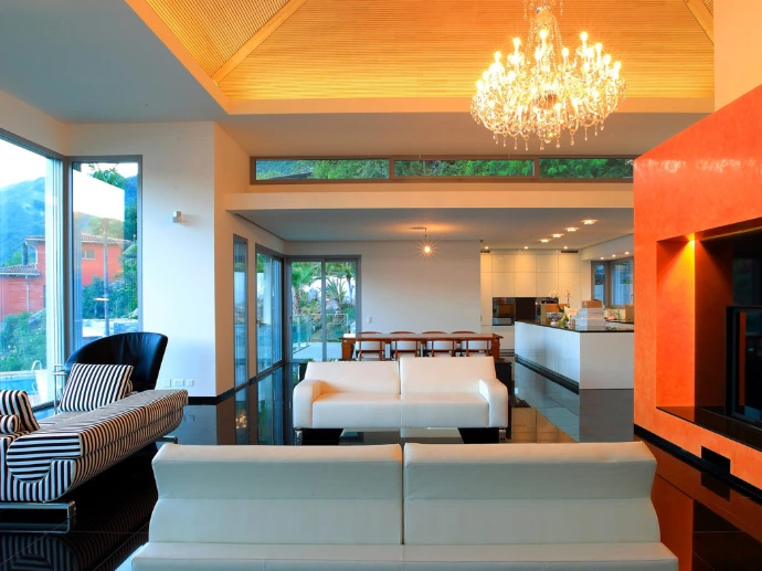 Finestre e grandi vetrate in un soggiorno con soffitto in legno