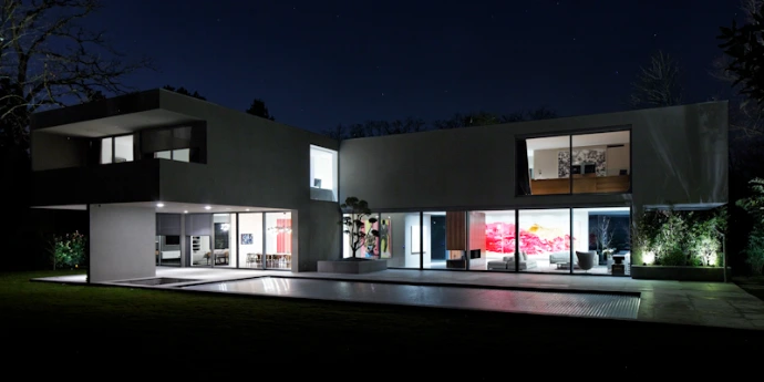 Facciata vetrata illuminata in un edificio contemporaneo