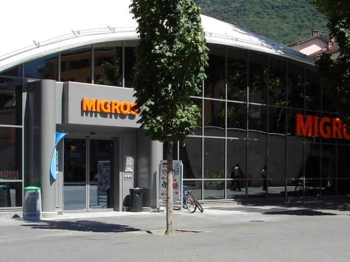 Vetrine e ingresso vetrato di un negozio Migros