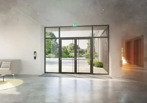 Porta antincendio in alluminio Schüco con vetrate laterali e sopraluce