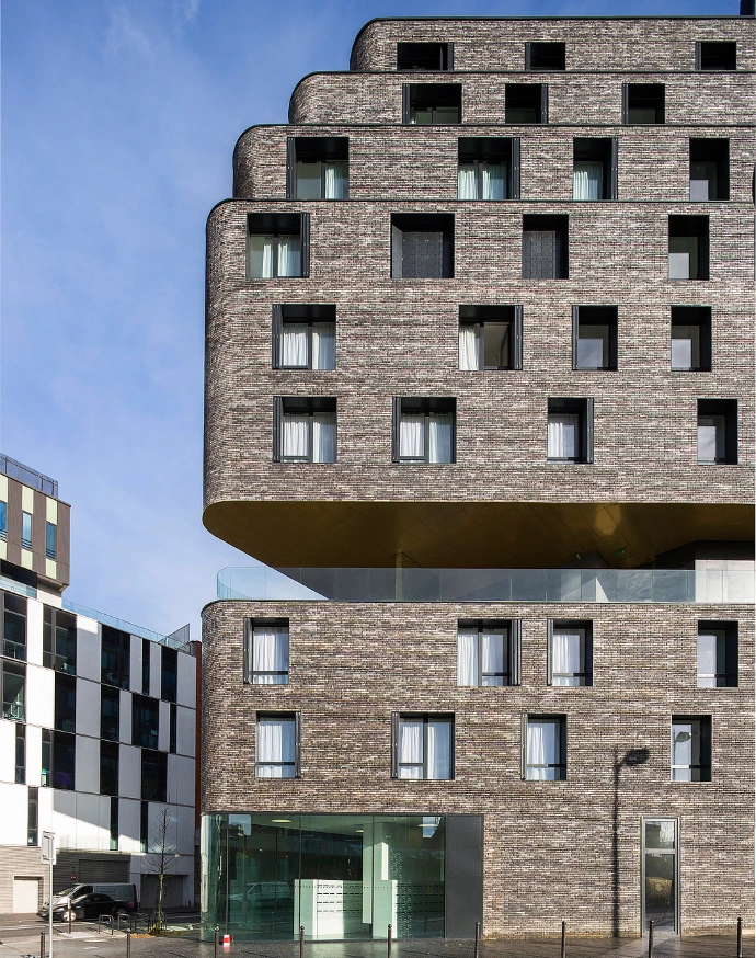 Ambiente interno con ampia vetrata e vista sugli edifici