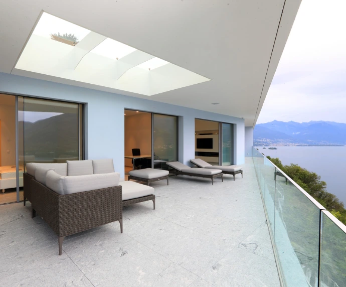 Terrazza coperta con lucernario e vista sul lago