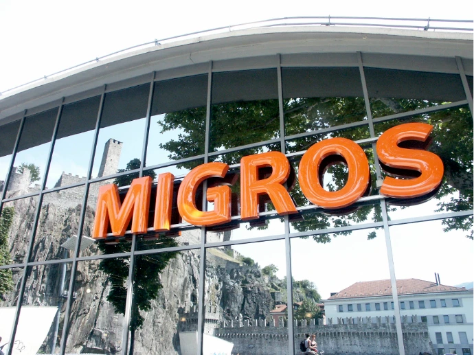 Facciata vetrata di un negozio Migros