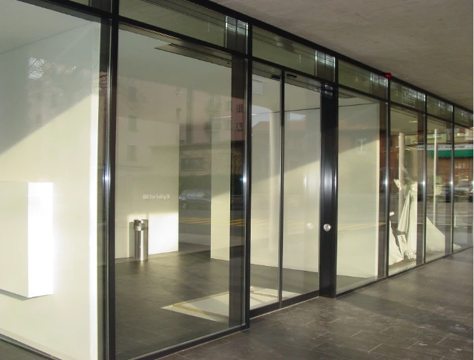 Ingresso vetrato di uno spazio commerciale