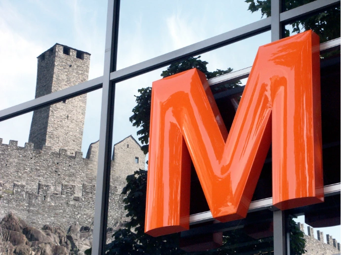 Dettaglio dei profili della vetrina con insegna Migros