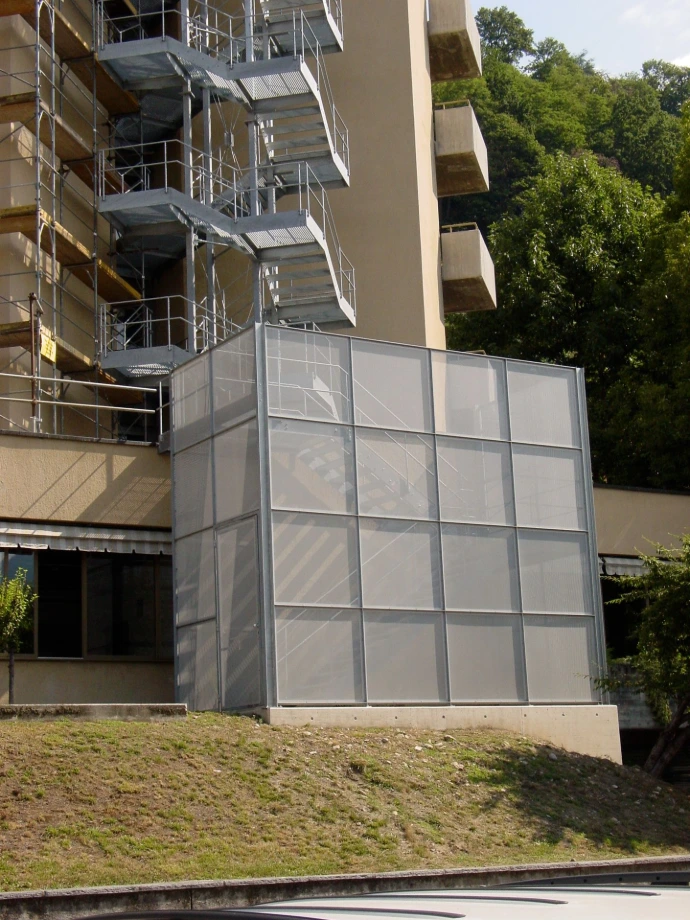 Torre scala esterna con rivestimento metallico alla base – Giugni SA