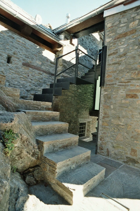 Scala esterna con gradini in pietra e parapetto metallico – Giugni SA