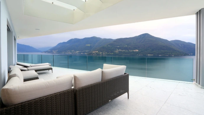 Parapetto in vetro di una terrazza con vista sul lago – Giugni SA