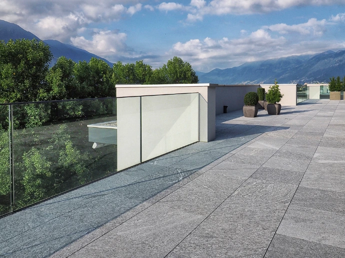 Parapetto a pannelli chiari lungo una terrazza – Giugni SA