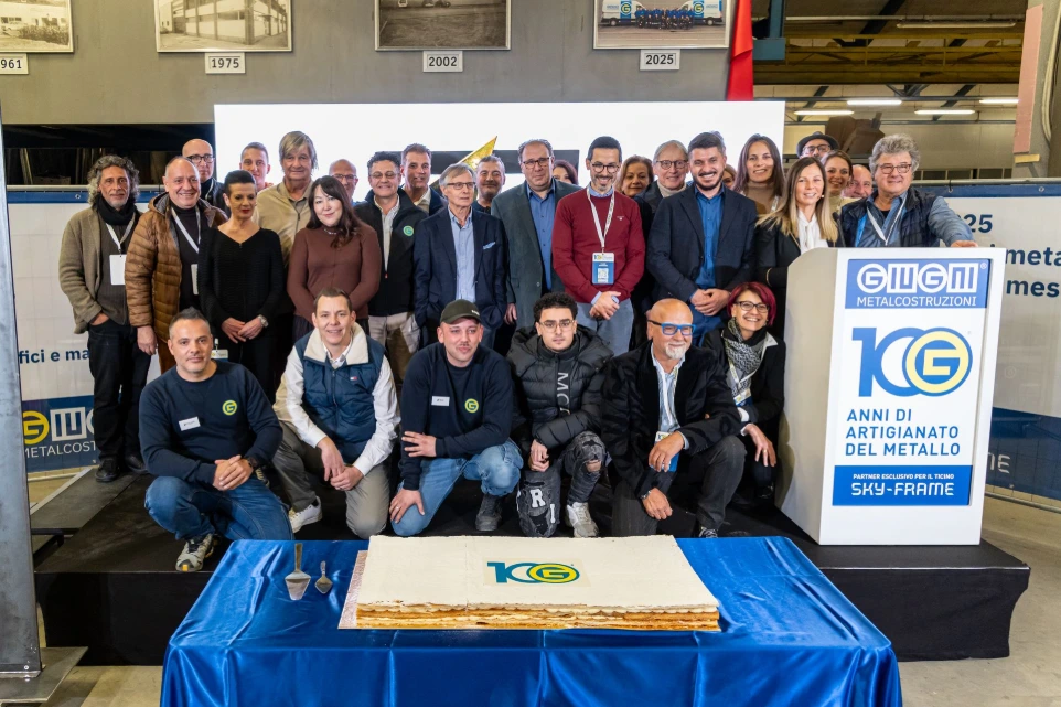 Celebrazione dell'evento del Centenario della Giugni SA Metalcostruzioni a Locarno, organizzato da Lucia Ferri, esperta di PR e cComunicazione per la Giugni SA Metalcostruzioni - foto di gruppo a fine evento