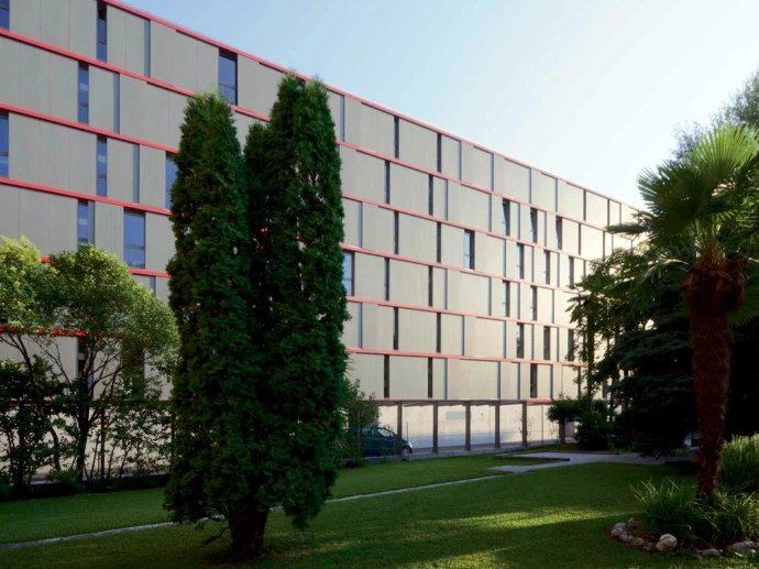 Facciata vetrata di un edificio realizzata da Giugni SA