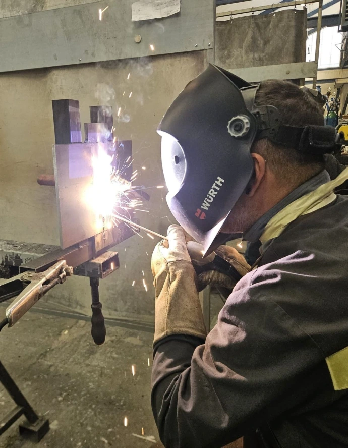 operaio Giugni SA Metalcostruzioni a lavoro